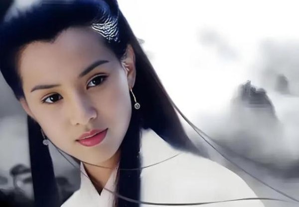 智选+ 小龙女李若彤拍短剧引热议，网友质疑过气，她却霸气回应